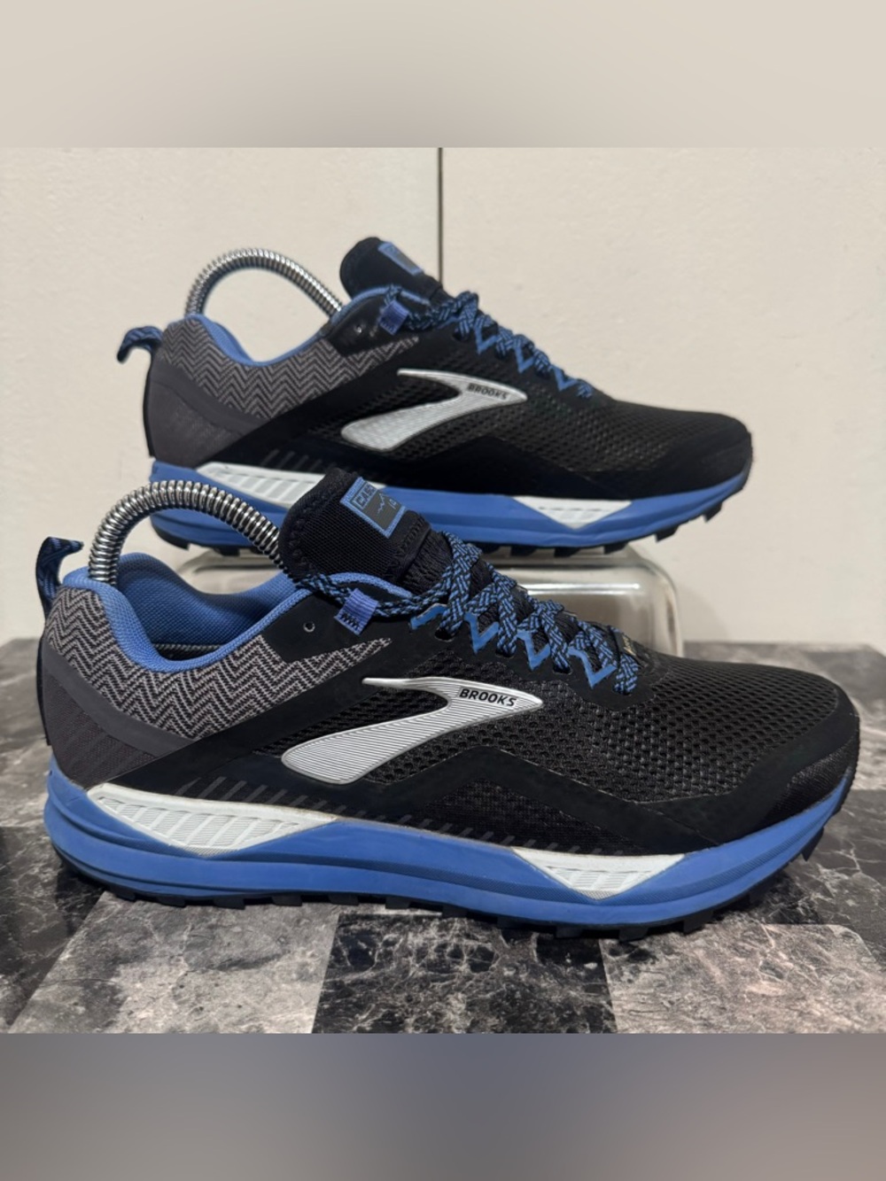 Brooks Cascadia GoreTEX 1202981B053 Black Running Shoes Womens 7.5 women